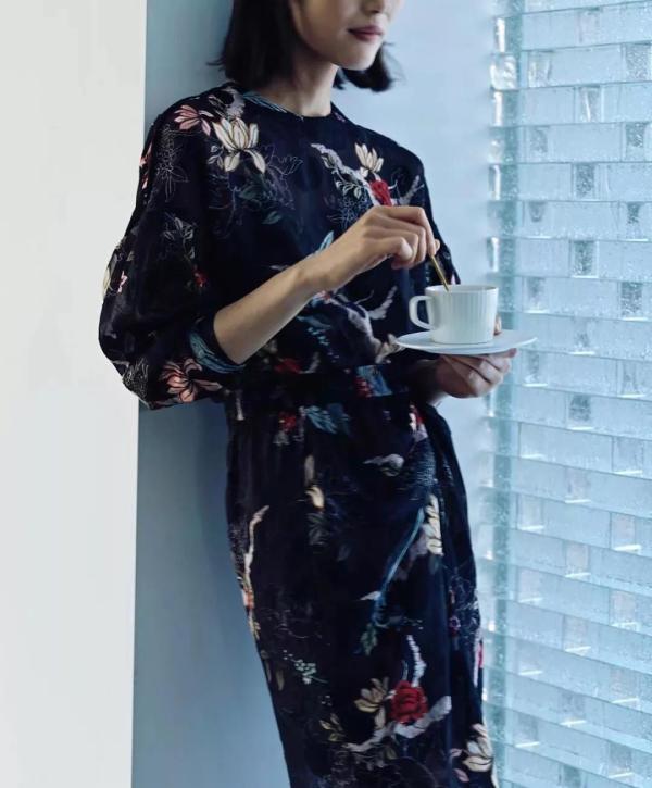 刘雯个人工作室曝光，仅沙发茶几要几十万？水晶玻璃墙耗时6个月