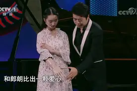 钢琴大师郎朗舞台助力独臂女孩圆梦，女孩送特别礼物，感动全场视频封面