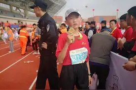 枣庄12岁少年独自一人参加马拉松，笑称：我感觉明天会站不起来图片