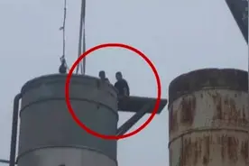 男子被困30米高水塔，好心人爬上去后，崩溃了：这让我怎么救？视频封面
