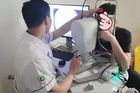 男子玩手机时突然失明！原因太让人后怕图片