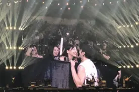 王力宏主业歌手副业成证婚人？演唱会三对粉丝求婚获王力宏证婚图片
