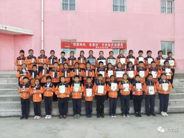 新闻速递/“祖国妈妈 我爱您”手抄报激发学生爱国情