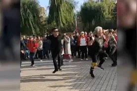 跳起鬼步舞，七旬老太与年轻人“斗舞”视频封面