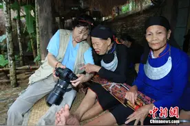 女摄影家用影像“抢救”海南本土民俗文化图片