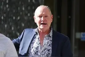 加斯科因：父亲去世后我跳上病床，用头和拳揍他的遗体图片