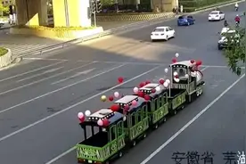 开观光小火车接亲，交警要求拆解拖走视频封面