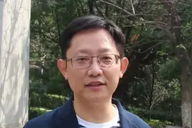 武大樱花十月开了！武汉：美丽的误会，樱花反季开放，游客很稀奇视频封面