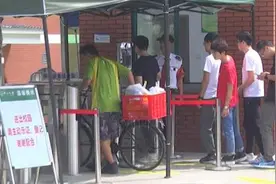 中山大学大学城校区装门禁引“限外”质疑视频封面