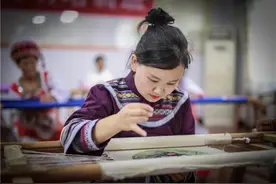 经常被扎得手指鲜血直流，右耳完全失聪的她梦想是传承湘绣图片