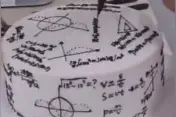 学渣吃哭了！小伙做蛋糕 写满数学公式视频封面