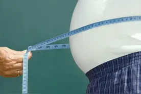 26岁男孩体重300斤！每年增重10到15斤图片