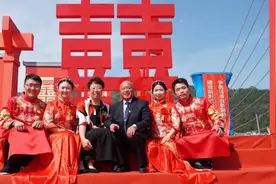 姐妹俩同时参加集体婚礼，爸妈：没想到