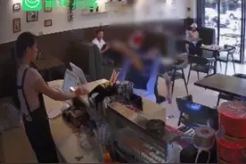 警方回应女孩奶茶店被打：擦碰引起的纠纷，打人者行拘15日视频封面