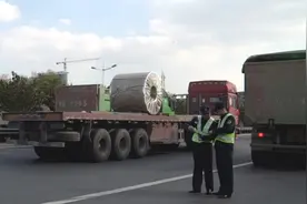 记者暗访：汽修店三万元非法改装大货车，超载几趟就能回本视频封面