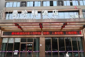 广西某酒店的房门半夜突然开了，熟睡房客被吓一跳，咋回事？图片
