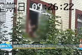 滚出去！父亲怒摔儿子手机，网瘾青年情绪激动，自残后掉下楼视频封面