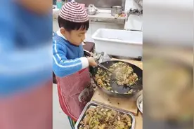 男童为全家做饭，教科书式讲解操作步骤视频封面