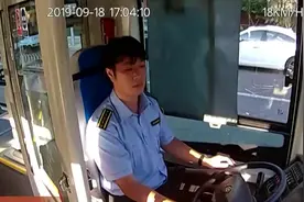 提升意识！北京公交车监控拍下车载视频，车辆自觉礼让斑马线！视频封面