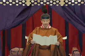 日本新天皇德仁正式即位，安倍携众官员三呼“万岁”，画面曝光！视频封面