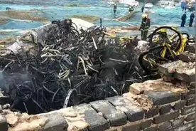 郑州数十辆共享单车起火，现场有爆燃声视频封面