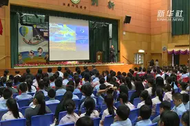 科学家给香港学生讲述“月球的故事”视频封面