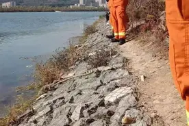 鞍山男子小区附近钓鱼，发现一只鳄鱼正盯着自己！太吓人了……图片