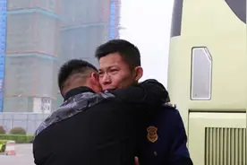 消防员退伍返乡战友车站泪别：愿你平安视频封面