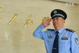 天津“警务通网红”退休 见证我国移动警务发展视频封面