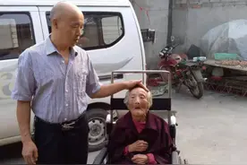 那个被儿子带着跑货运7年的老人去世了 儿子遵遗愿丧事不收礼图片