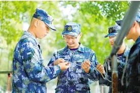 在海军某训练基地 初秋练新兵迈出“军营第一步”图片