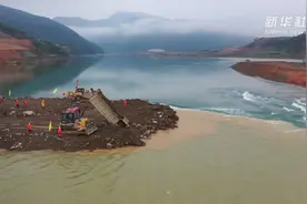 广西大藤峡水利枢纽工程大江截流工作进展顺利