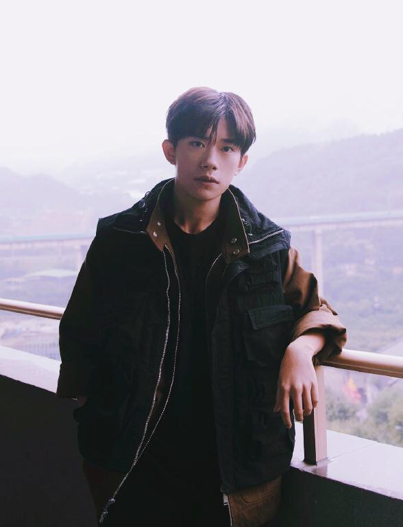 《少年的你》易烊千玺"犯人照"曝光,谁注意了他的身高