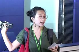 用手电强光照射警官！香港女子无理取闹打断警方记者会视频封面