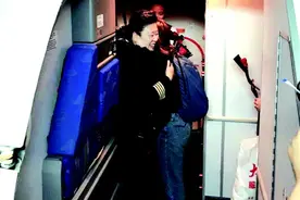 山航首位女机长安全飞行37载图片