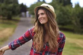 美国一女模每天要花45分钟化浓妆，她的素颜却让所有人不敢相信图片