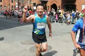 “中国阿甘”：66岁完成世界六大马拉松视频封面