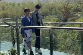 《余生》曝路透 杨紫肖战玻璃栈桥上对视cp十足图片
