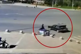 小孩落车内误松手刹溜车，交警跳上车救人视频封面