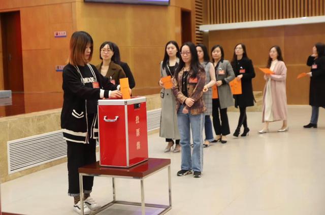 湖北省妇联主席彭丽敏出席武汉东湖新技术开发区第一次妇女代表大会