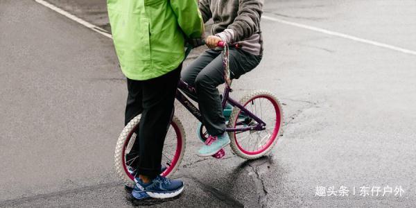 小孩学骑自行车总是摔跤，那是你没教他这几点
