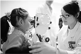 视力模糊，要及早去医院做检查保护牙齿，最重要的是少吃甜食图片