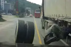 轮胎自己跑了！超车瞬间遭遇“飞胎”，车上乘客被吓到惊声尖叫视频封面