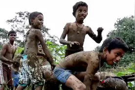 够味！印度村庄迎“泼粪节”村民：牛粪无害还能治病图片