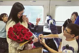 温馨感人！小伙动车上浪漫求婚，乘客围观加油送祝福图片