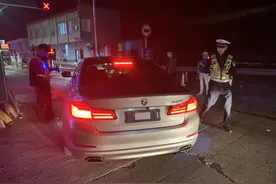 亲人去世心情不好，他竟将车牌反挂上高速“飙车”图片