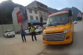 交通违法！C1驾照开无牌19座校车，这司机得被扣多少分？视频封面