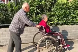 87岁老人推老伴出行：能动就一直推下去视频封面