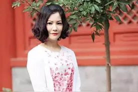 「读首诗」《海上生明月》作者：杨清茨，诵读：王卉图片