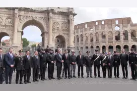 中国阿Sir奔赴意大利巡逻，带了火锅底料、陈麻花、故宫周边视频封面